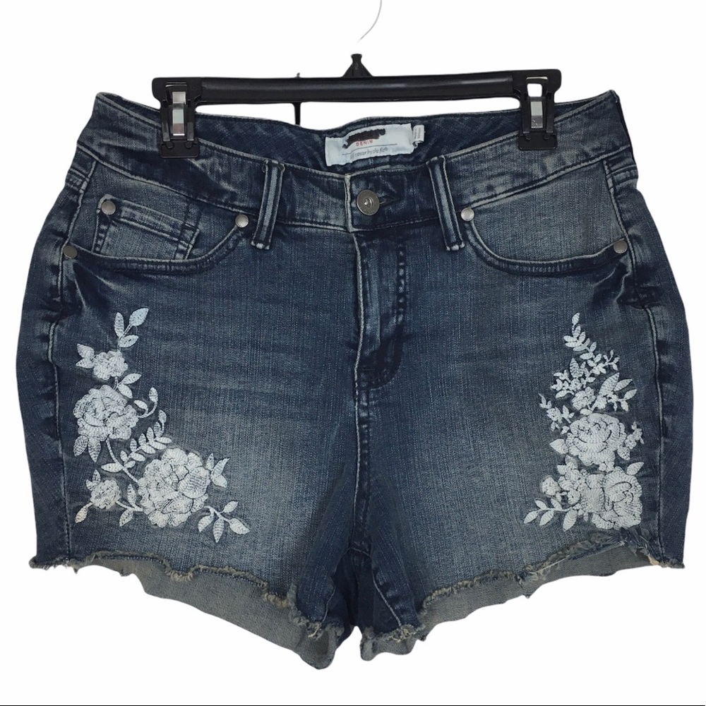 Torrid Embroidered Jean Shorts Size 12